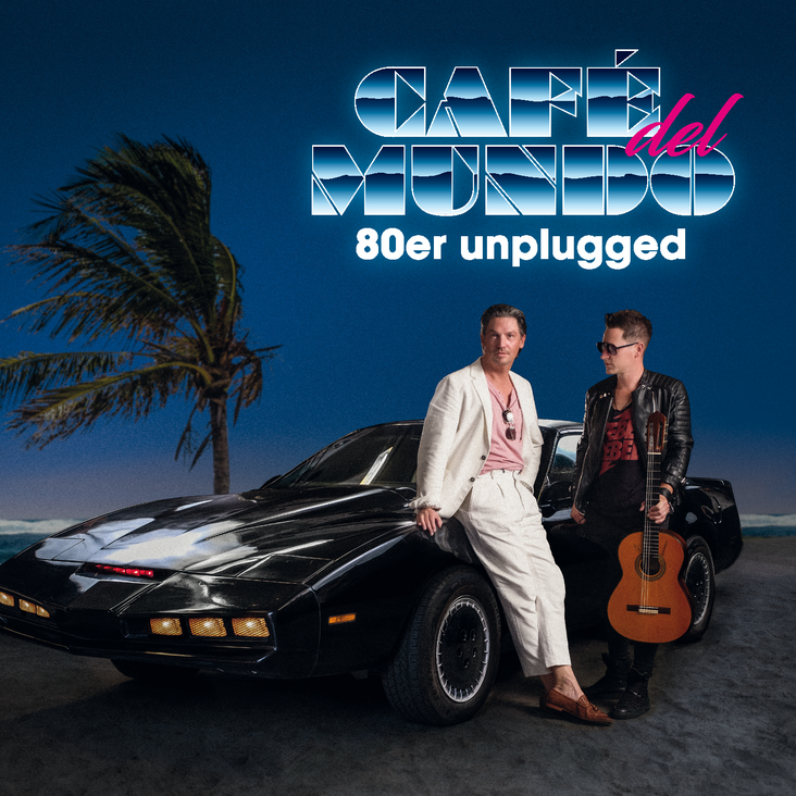 Die Künstler von Cafe del Mundo stehen vor einem Auto, eine Palme im Hintergrund. Auf dem Foto steht: Cafe del Mundo: 80er unplugged
