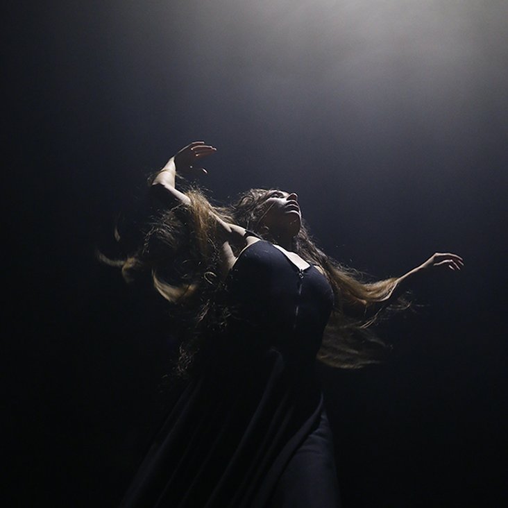 Tänzer:innen der company idem bei der Performance ihrer Choreographie "Imbalance" auf der Bühne.