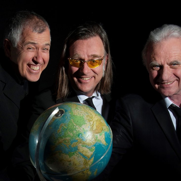 Drei Männer die einen Globus halten