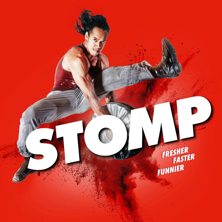 Person springt vor rotem Hintergrund, großer Schriftzug „STOMP“, Text: „Fresher Faster Funnier“.
