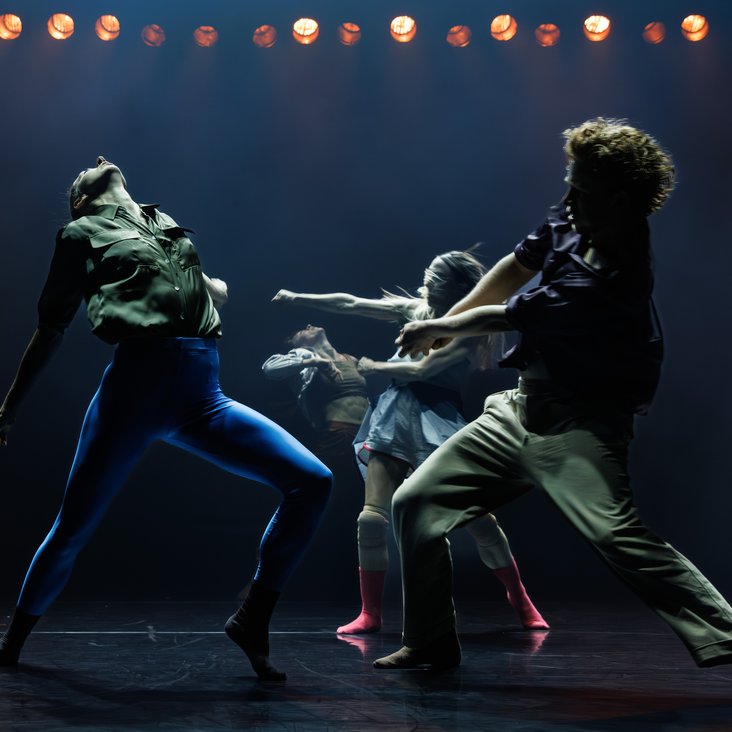 Tänzer:innen von Gauthier Dance in Contemporary Dance 2.0 von Hofesh Shechter