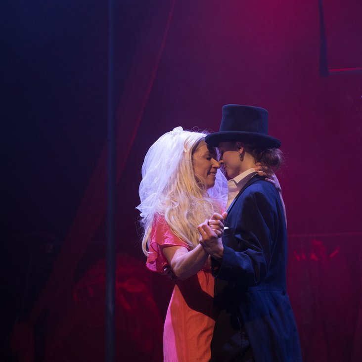 Das Ensemble der Barbaren Barbies auf der Bühne