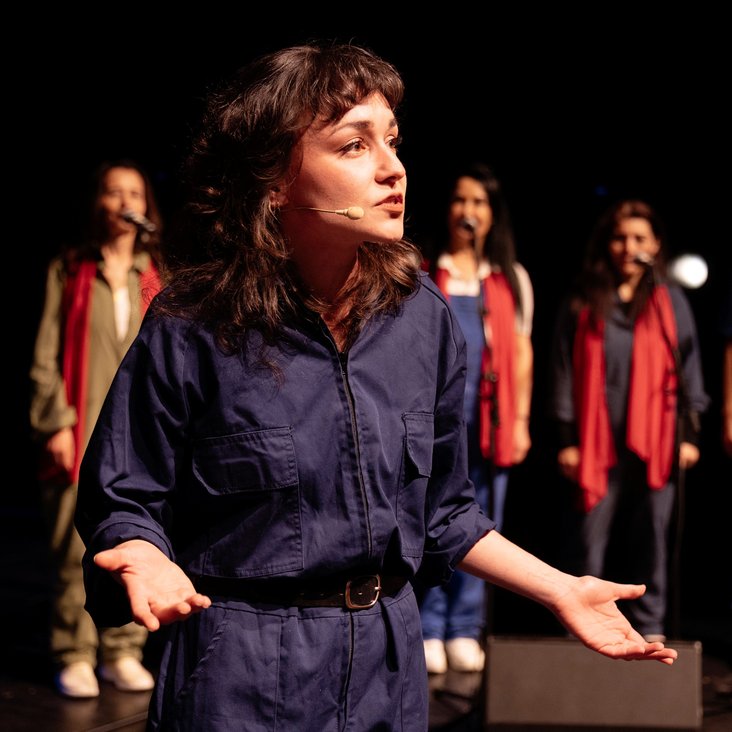 Das Ensemble von "Baha" in Kostüm und im Bühnenbild bei der Vorstellung auf der Bühne