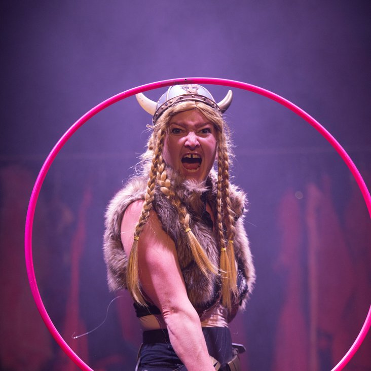 Das Ensemble der Barbaren Barbies auf der Bühne