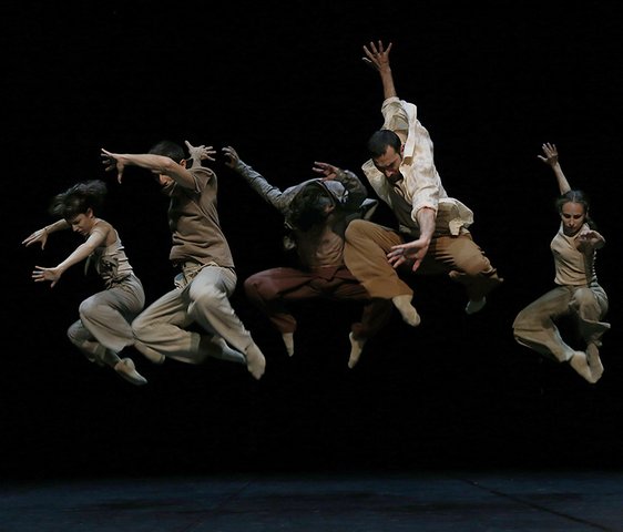 Tänzer:innen der company idem bei der Performance in Kostüm auf der Bühne