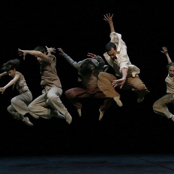Tänzer:innen der company idem bei der Performance in Kostüm auf der Bühne