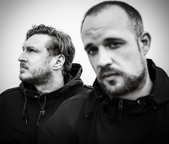 Schwarz-weiß Foto von John und Hagen vom Podcast Sucht & Süchtig