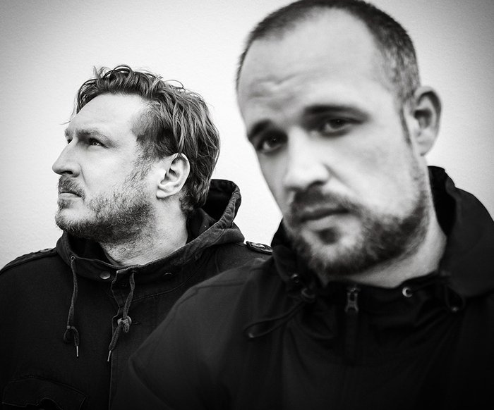 Schwarz-weiß Foto von John und Hagen vom Podcast Sucht & Süchtig