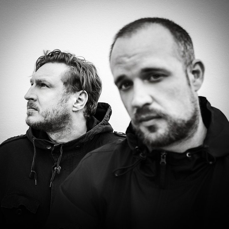 Schwarz-weiß Foto von John und Hagen vom Podcast Sucht & Süchtig