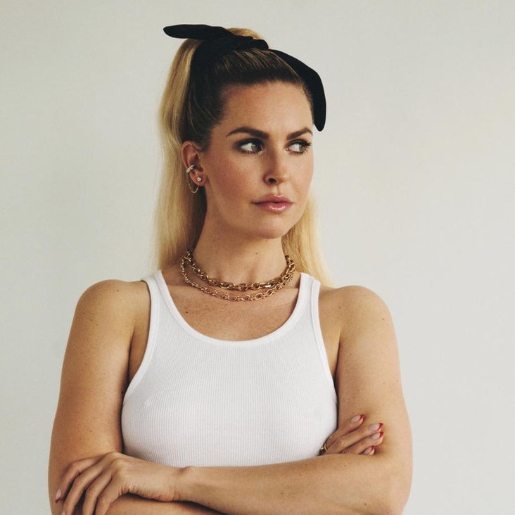 Ines Anioli posiert mit verschränkten Armen und blickt zur Seite