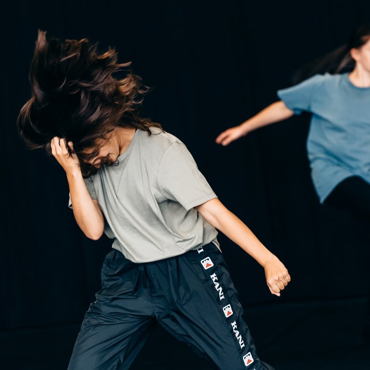 Ein Probenbild von THEATERHAUS+PLUS mit zwei tanzenden Jugendlichen