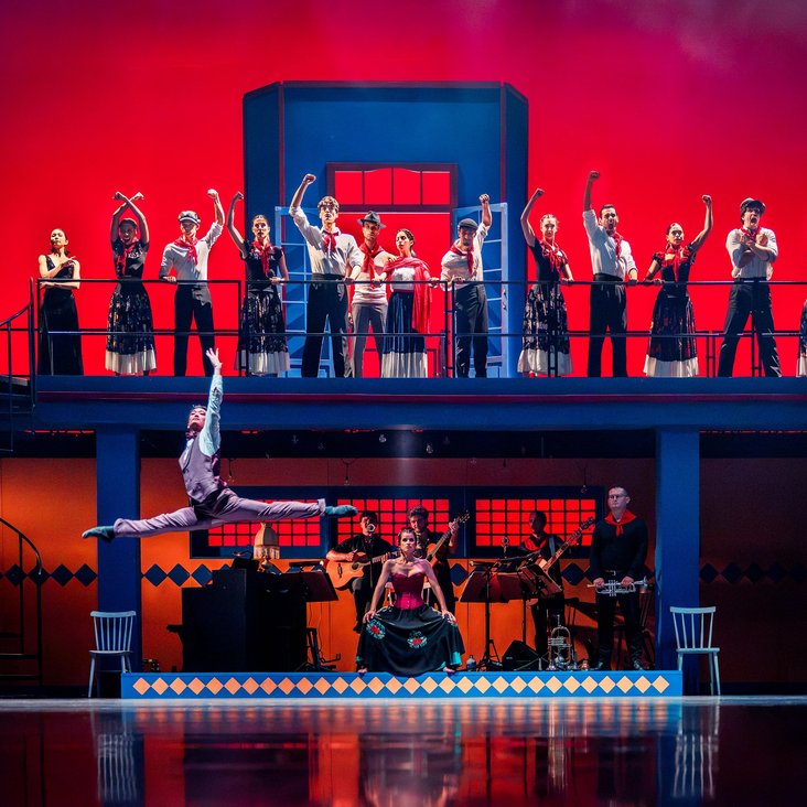 Das Ensemble von "Viva la Vida" live auf der Bühne, in Kostümen und im Bühnenbild.