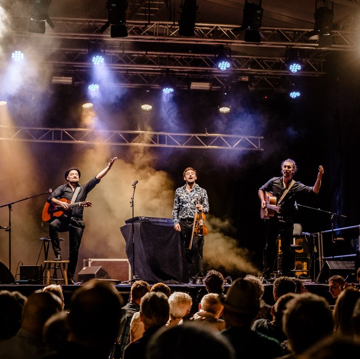 Die Band Cobario live auf der Bühne.