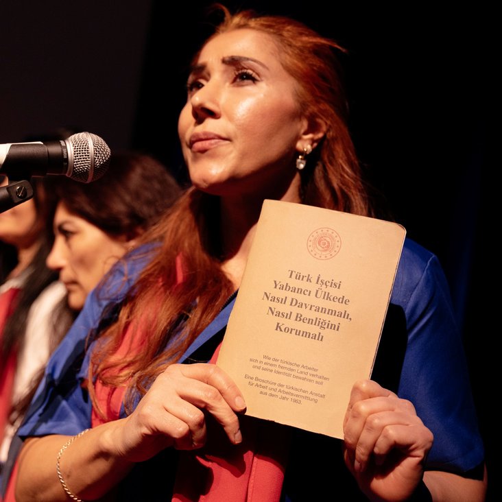 Das Ensemble von "Baha" in Kostüm und im Bühnenbild bei der Vorstellung auf der Bühne
