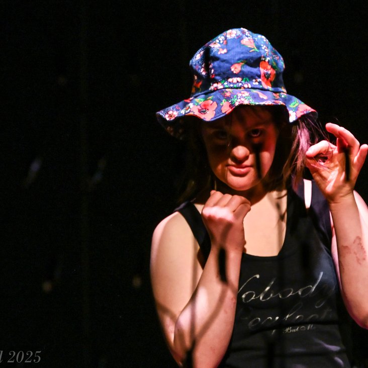 Eine Schauspielerin von (GiRRRRls) performt auf der Bühne