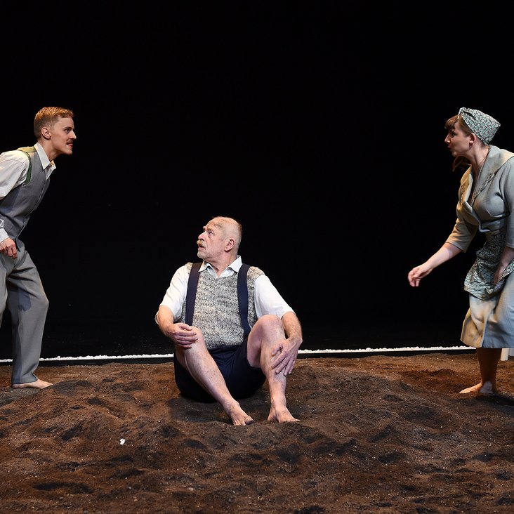 Das Ensemble von nomad theatre ensemble auf der Bühne