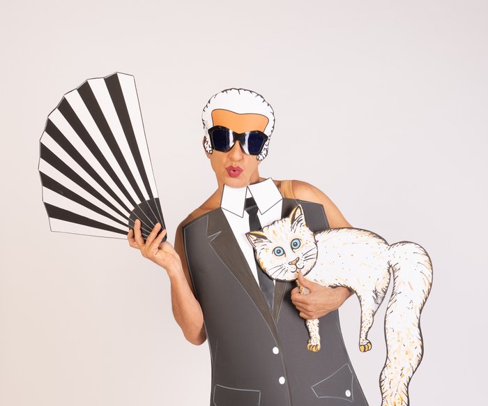 Ennio Marchetto verwandelt sich dank eines Kostüm rein aus Papier in Karl Lagerfeld