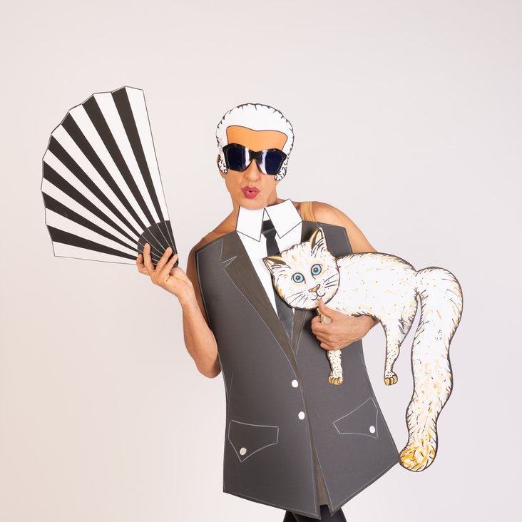 Ennio Marchetto verwandelt sich dank eines Kostüm rein aus Papier in Karl Lagerfeld