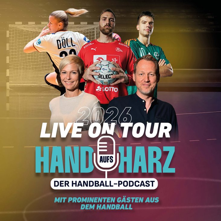 Portraits der beiden Hosts sind über dem Schriftzug des Podcasts zu sehen. Im Hintergrund sind von links nach rechts eine Handballspielerin und zwei Handballspieler, ebenfalls im Portrait zu sehen. Der Hintergrund ist ein Handballfeld.
