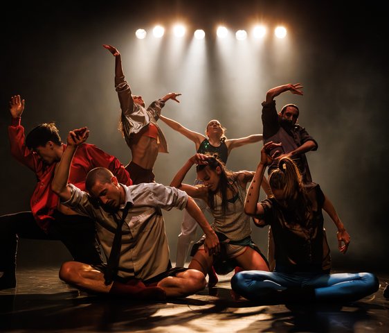 Tänzer:innen von Gauthier Dance in Contemporary Dance 2.0 von Hofesh Shechter