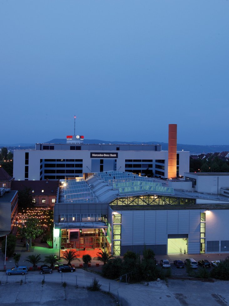 Das Theaterhaus-Gebäude von außen bei abendlicher Dämmerung