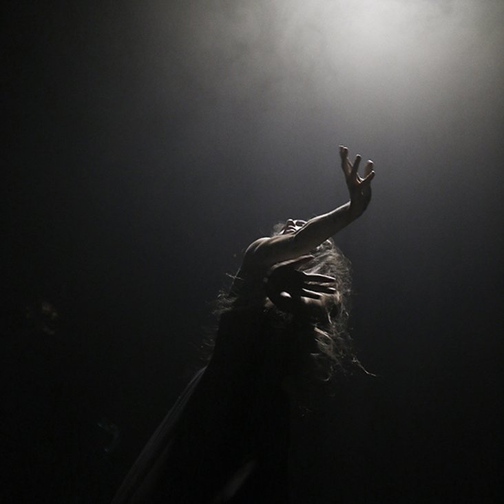 Tänzer:innen der company idem bei der Performance ihrer Choreographie "Imbalance" auf der Bühne.
