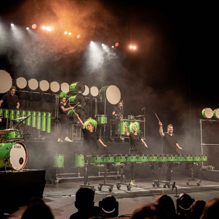 Das greenbeats Ensemble auf der Bühne, viele verschiedene Schlagzeuge und Schlaginstrumente sind zu sehen.