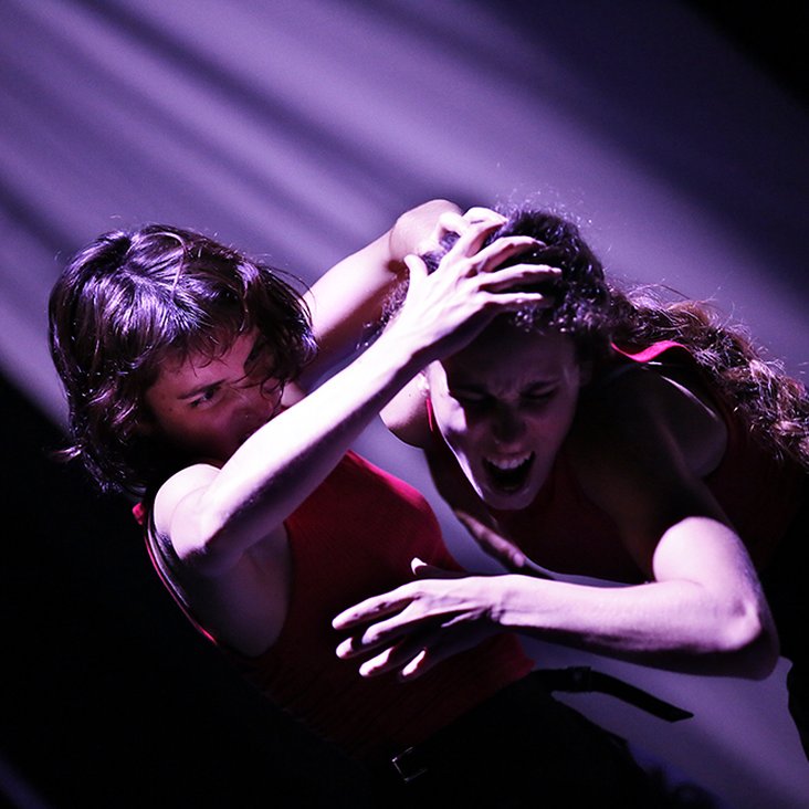 Tänzer:innen der company idem bei der Performance ihrer Choreographie "Imbalance" auf der Bühne.