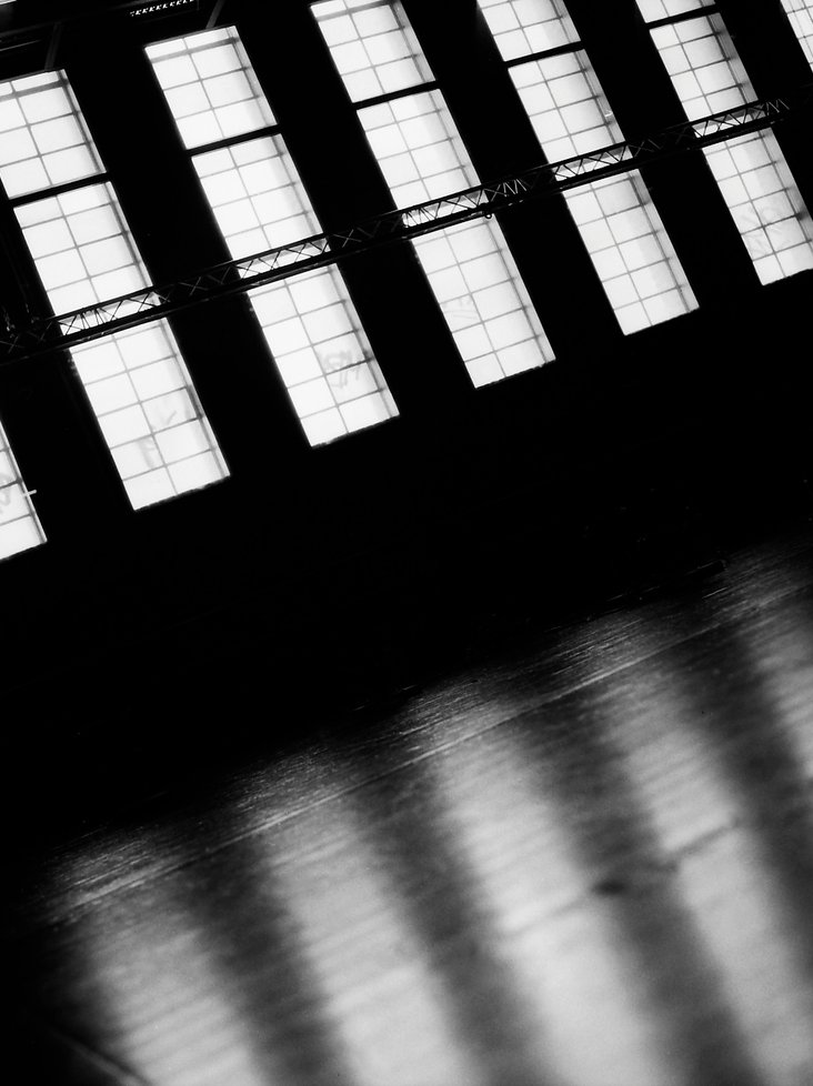 Schwarz-weiß Bild der leeren Bühne in Halle T1