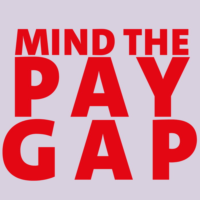 Mit roter Schrift steht auf fliederfarbenem Hintergrund: MIND THE PAY GAP