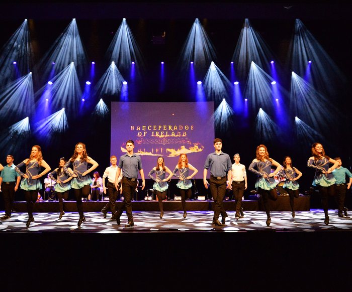 Das Emsemble von "Danceperados of Ireland" performt live auf der Bühne