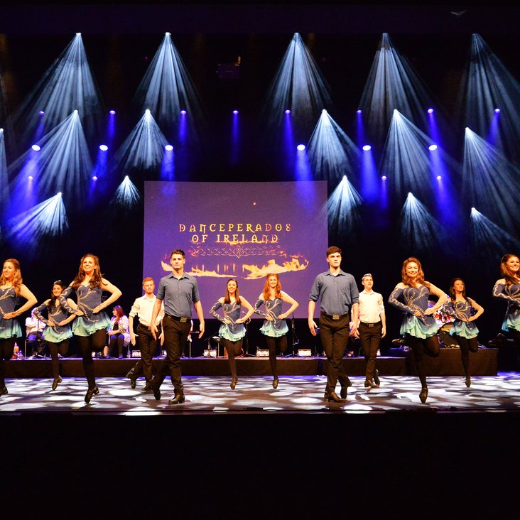 Das Emsemble von "Danceperados of Ireland" performt live auf der Bühne