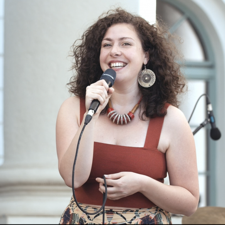 Juliana Blumenschein singt